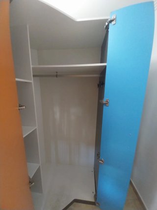 Armario infantil esquina con estantería