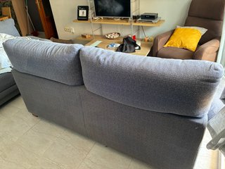 Sofá 3 plazas extensible azul y blanco.