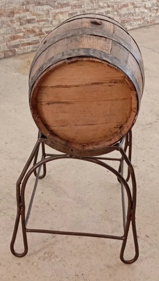 Barril antiguo de madera y metal