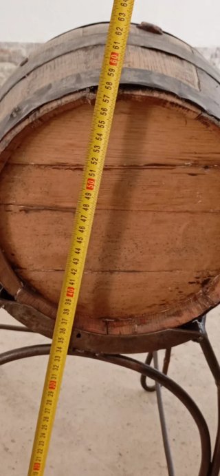 Barril antiguo de madera y metal