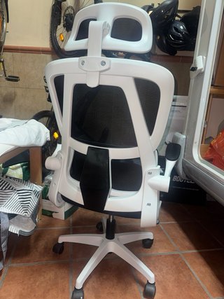 Silla de oficina ergonómica negra y blanca