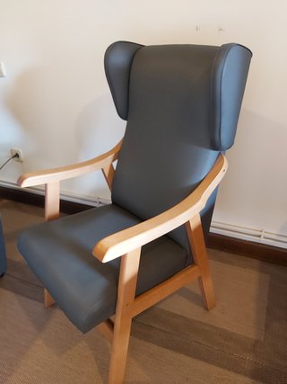 Butaca gris de madera de haya