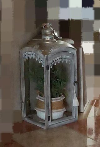Farol de madera y parte de arriba de metal
