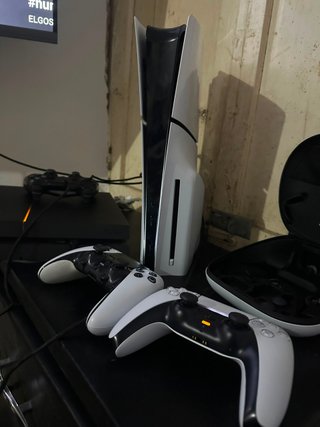PS5 Slim 1TB con 2 mandos y auriculares
