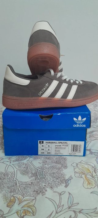 Zapatillas Adidas Spezial Beige y Blancas