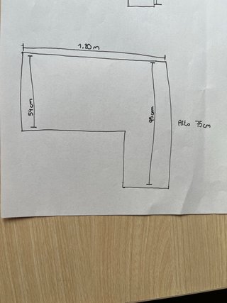 Escritorio de madera beige