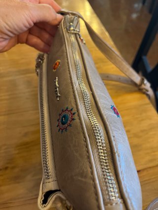Bolso desigual con doble cremallera