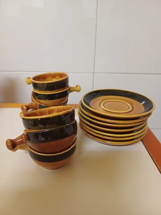 Juego de café cerámico marrón y negro.