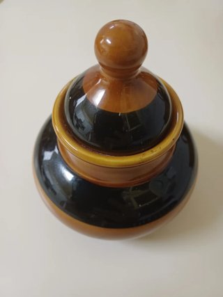 Juego de café cerámico marrón y negro.
