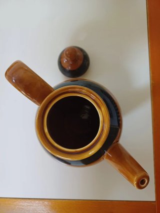 Juego de café cerámico marrón y negro.