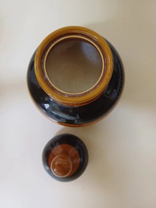 Juego de café cerámico marrón y negro.