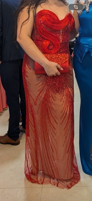 Vestido rojo de fiesta con pedrería