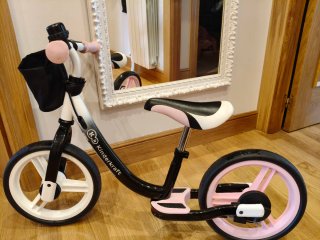 Bici de equilibrio Kinderkraft rosa y negra