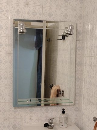 Espejo de baño plateado con estante
