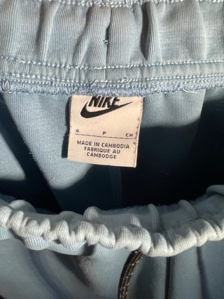 Pantalón Nike Tech celeste