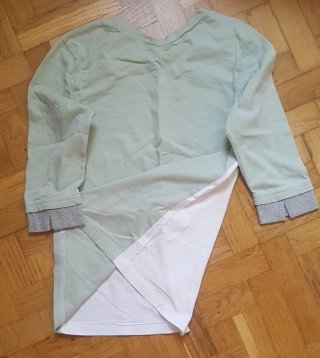 Camiseta (sin marca) y mini falda Tommy Hilfiger