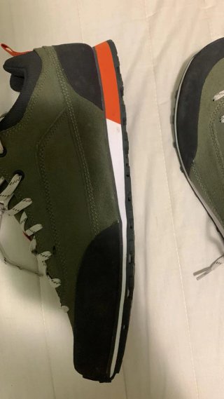 Zapatos de hombre verdes y naranjas