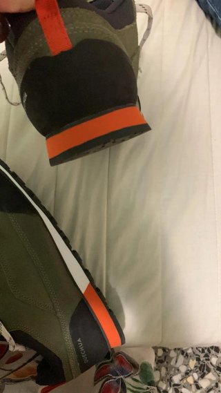 Zapatos de hombre verdes y naranjas