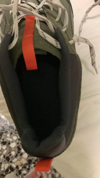 Zapatos de hombre verdes y naranjas