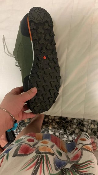 Zapatos de hombre verdes y naranjas