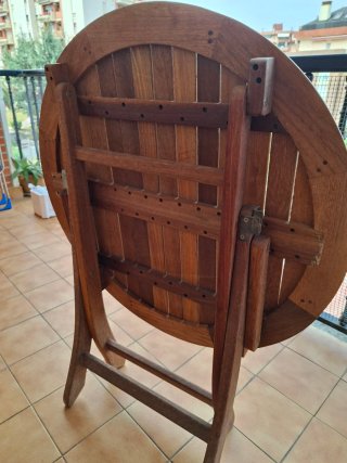 Mesa redonda de madera para jardín o terraza.