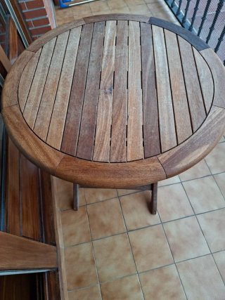 Mesa redonda de madera para jardín o terraza.
