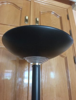 Lámpara de pie negra