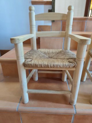 Sillas de madera para niños. 14 euros cada una.
