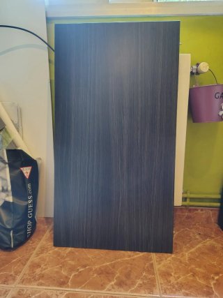 Mesa de comedor de madera.