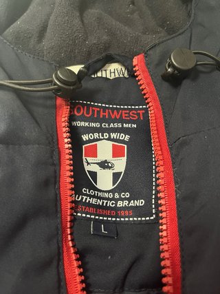 Chaqueta de nieve negra y roja