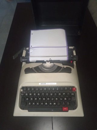 Máquina de escribir Olivetti Lettera 25