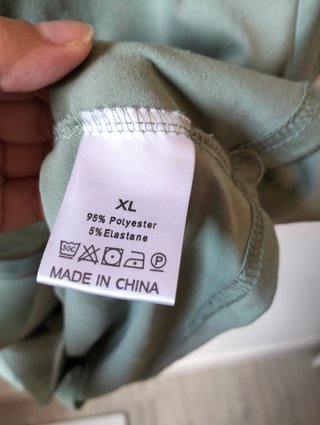 Camiseta verde ajustada