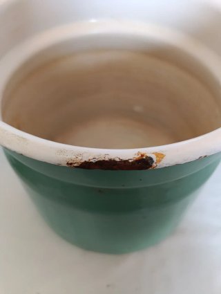 Antiguo hervidor de leche esmaltado verde.