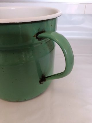 Antiguo hervidor de leche esmaltado verde.
