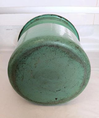 Antiguo hervidor de leche esmaltado verde.