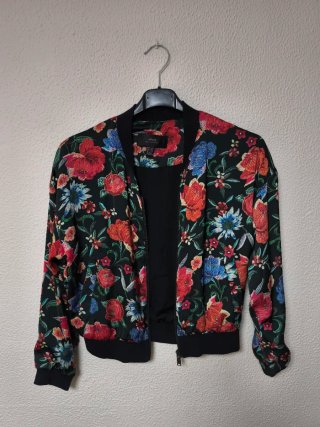 Chaqueta MANGO estilo bomber estampada para mujer
