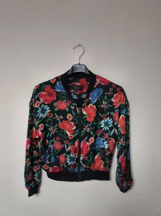 Chaqueta MANGO estilo bomber estampada para mujer