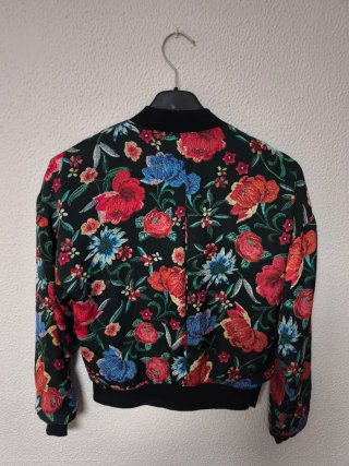 Chaqueta MANGO estilo bomber estampada para mujer