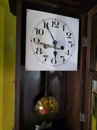 Reloj de pared antiguo de péndulo