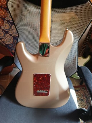 Suhr Classic Custom SSS Shoreline gold