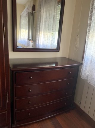 Cómoda de madera oscura