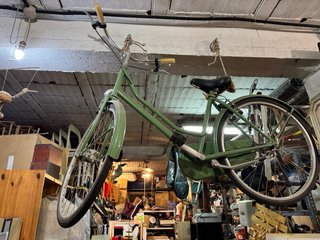 Bicicleta clásica de paseo verde oliva