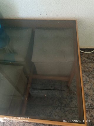 Mesa de centro con taburetes