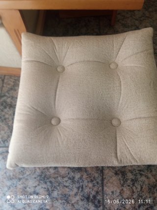 Mesa de centro con taburetes