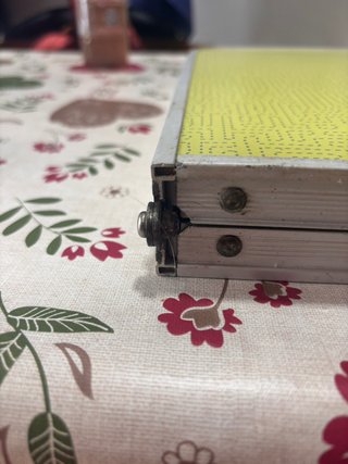 Mesa plegable pequeña amarilla