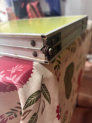 Mesa plegable pequeña amarilla