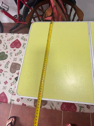 Mesa plegable pequeña amarilla