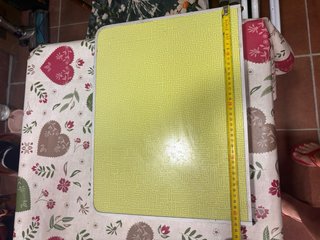 Mesa plegable pequeña amarilla