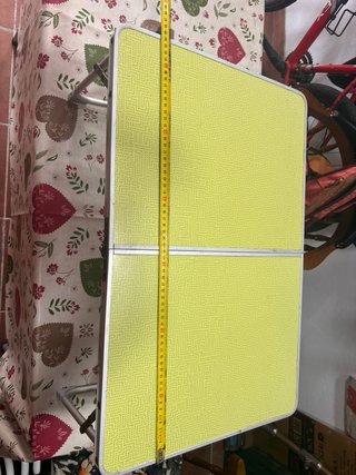 Mesa plegable pequeña amarilla
