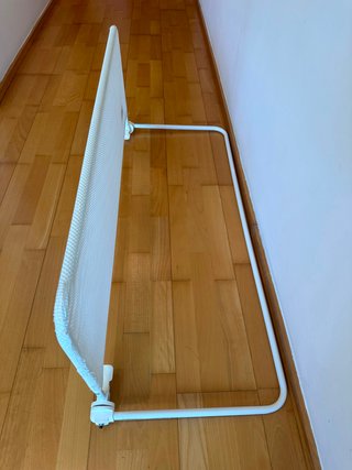 Barrera de seguridad abatible para cama